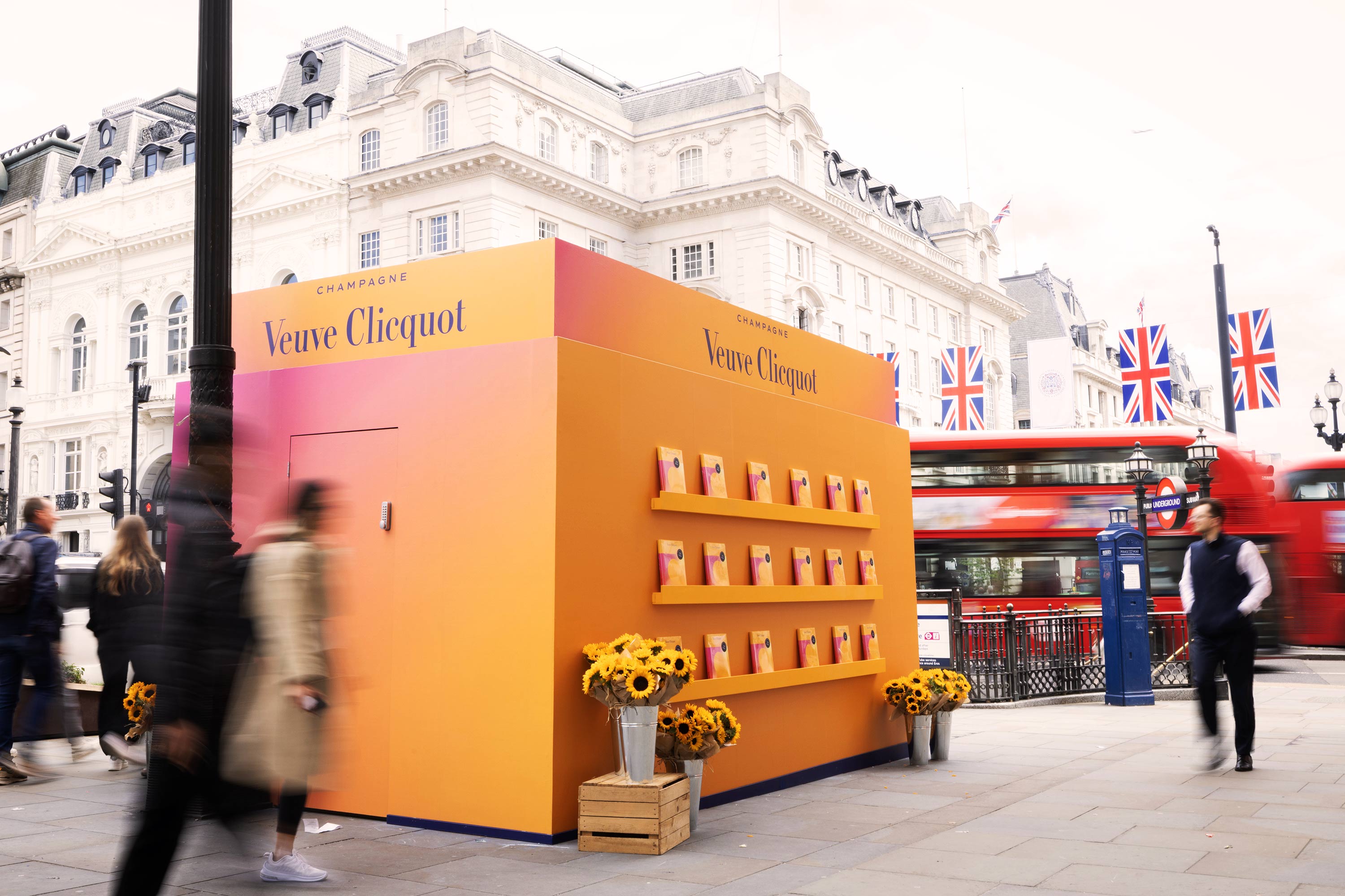 Veuve Clicquot, 250 ans —Londres GR20 design graphique signaletique paris branding graphic fashion food drinks culture luxury architecture 