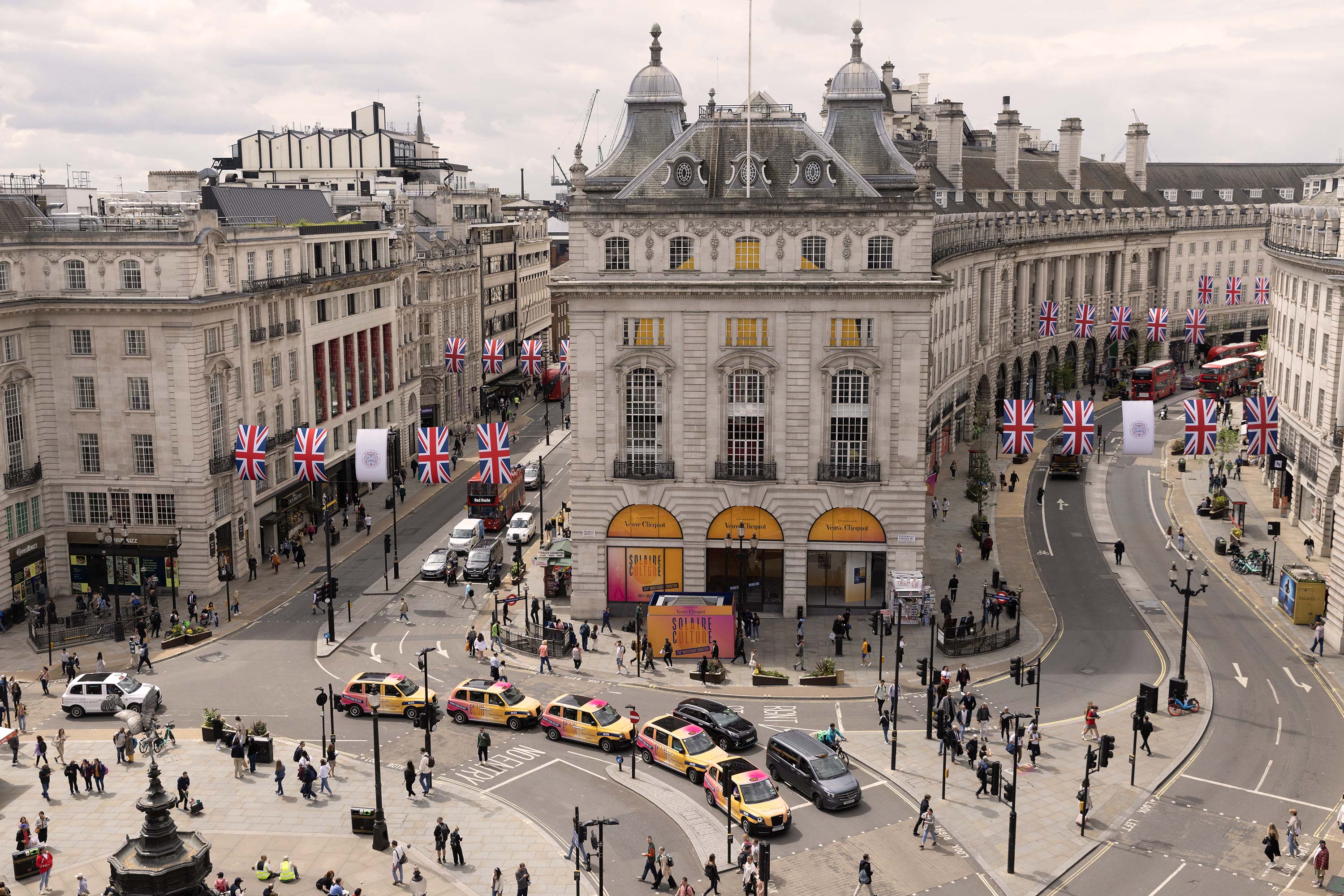 Veuve Clicquot, 250 ans —Londres GR20 design graphique signaletique paris branding graphic fashion food drinks culture luxury architecture 